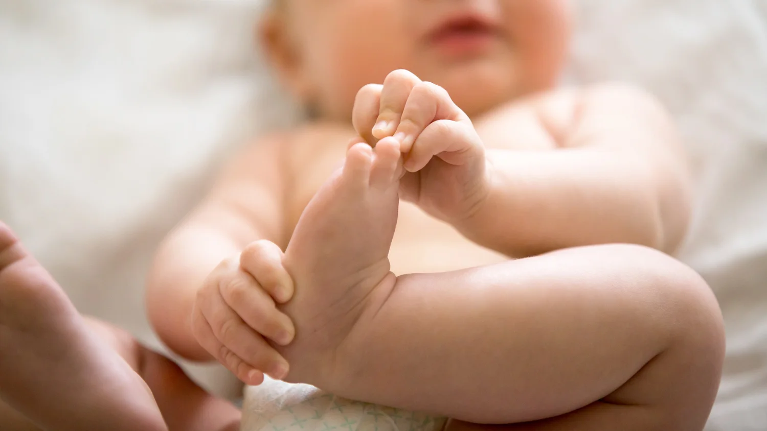 https://pb6.com.ua/wp-content/uploads/2023/07/adorable-baby-taking-interest-his-feet-800.jpg.webp